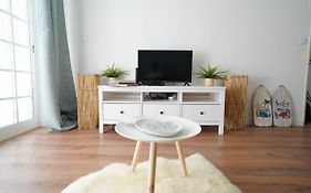 Cascais 2 Bedroom Apartment With Sunny Terrace
